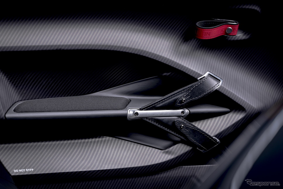 アストンマーティンV12スピードスター《photo by Aston Martin》