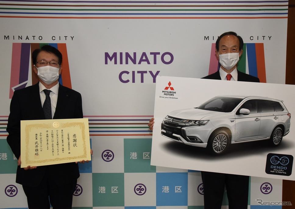 左から三菱自動車 加藤隆雄社長、武井雅昭 港区長（4月28日）《写真提供 三菱自動車工業》