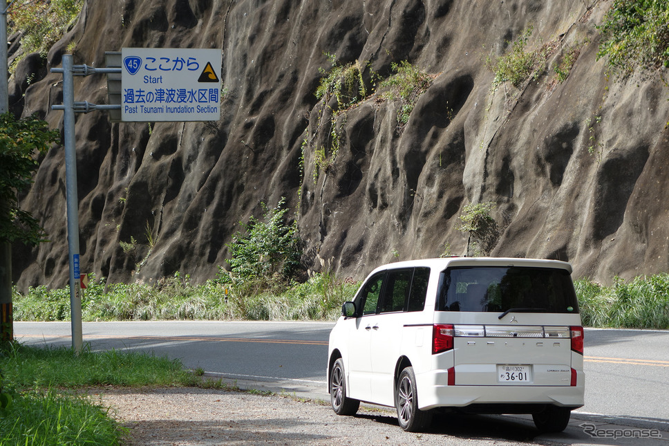 国道45号線の至るところに津波の浸水を表す看板が。実は東日本震災前もその手の看板は至るところに設置されていた。《写真撮影 井元康一郎》