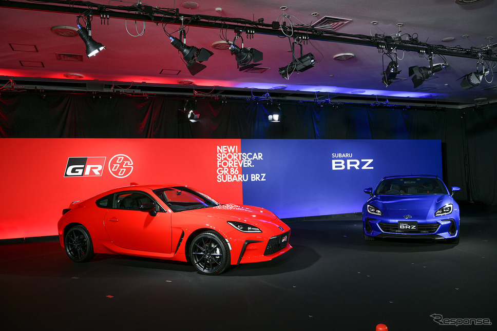 GR 86(向かって左)& BRZ新型《写真提供 SUBARU》