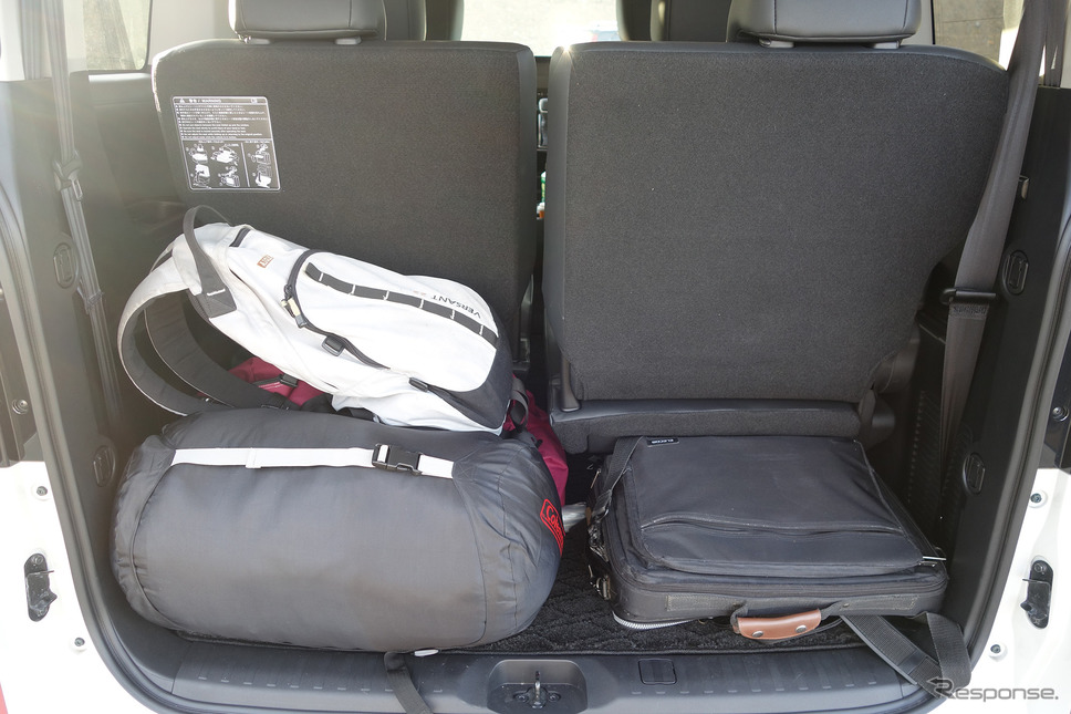3列目を畳まずとも小旅行用の荷物くらいは普通に乗る。《写真撮影 井元康一郎》