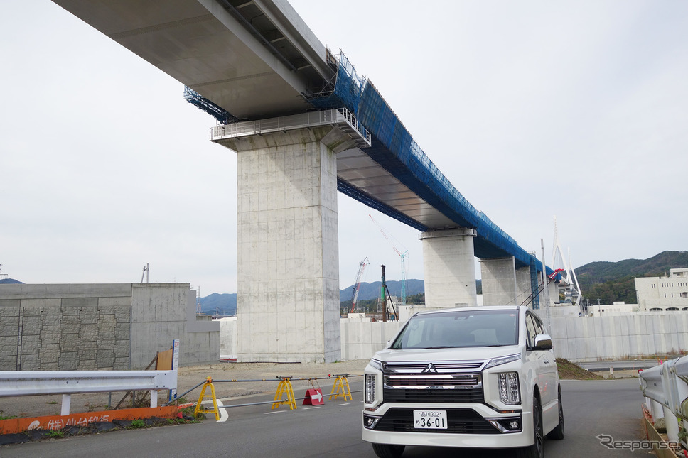 三菱 デリカD：5 アーバンギア。宮城・気仙沼にて。背景は竣工し、道路艤装中の三陸道気仙沼湾横断橋。《写真撮影 井元康一郎》