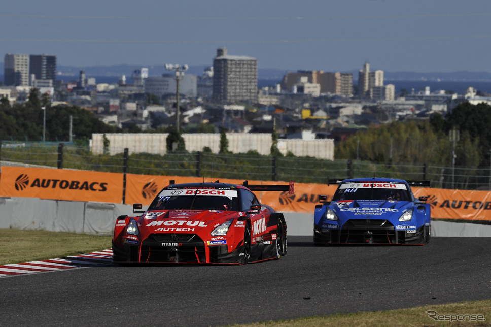 2020年第6戦で最後尾スタートから優勝したMOTUL AUTECH GT-R(左)《写真提供 モビリティランド》
