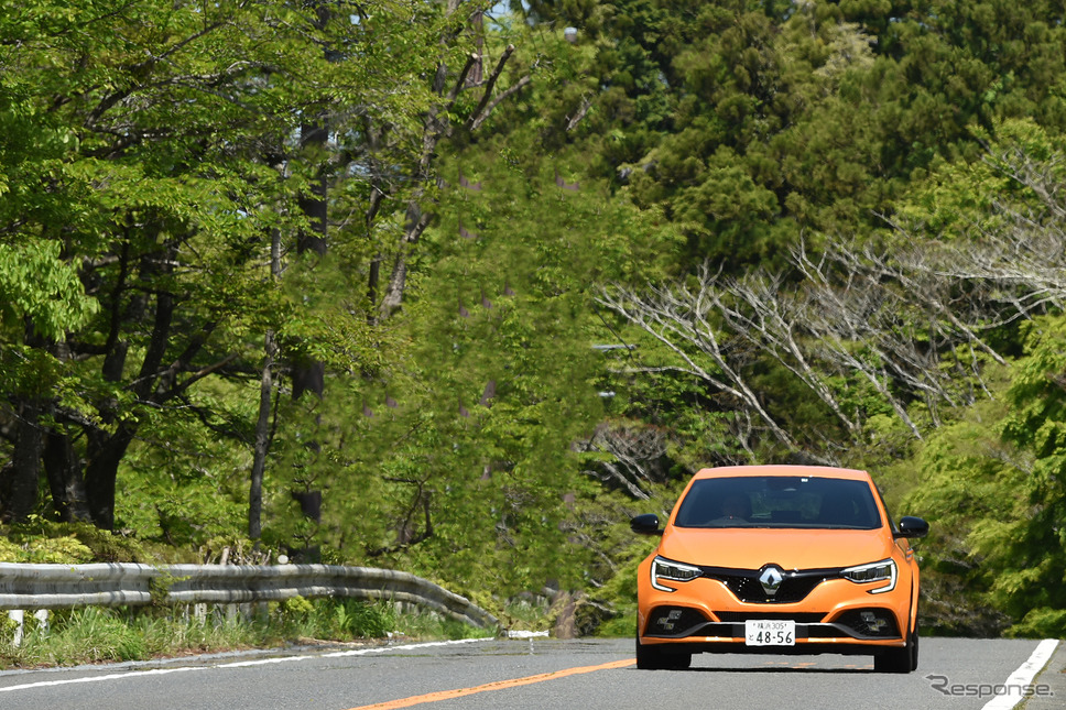 高速道路でも、わずか数秒で制限速度に到達してしまう。日本の公道では、一瞬の加速フィールを味わうのが限界だろう《写真撮影 中野英幸》