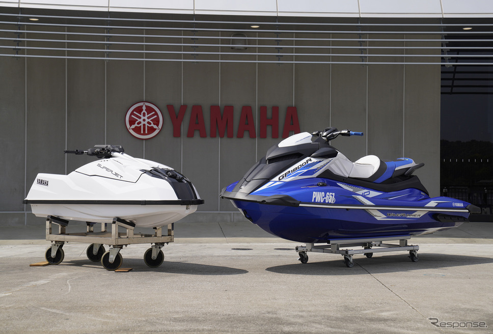 ヤマハの最新モデル『スーパージェット』（左）とGP1800R SVHO《写真撮影 柳田由人》