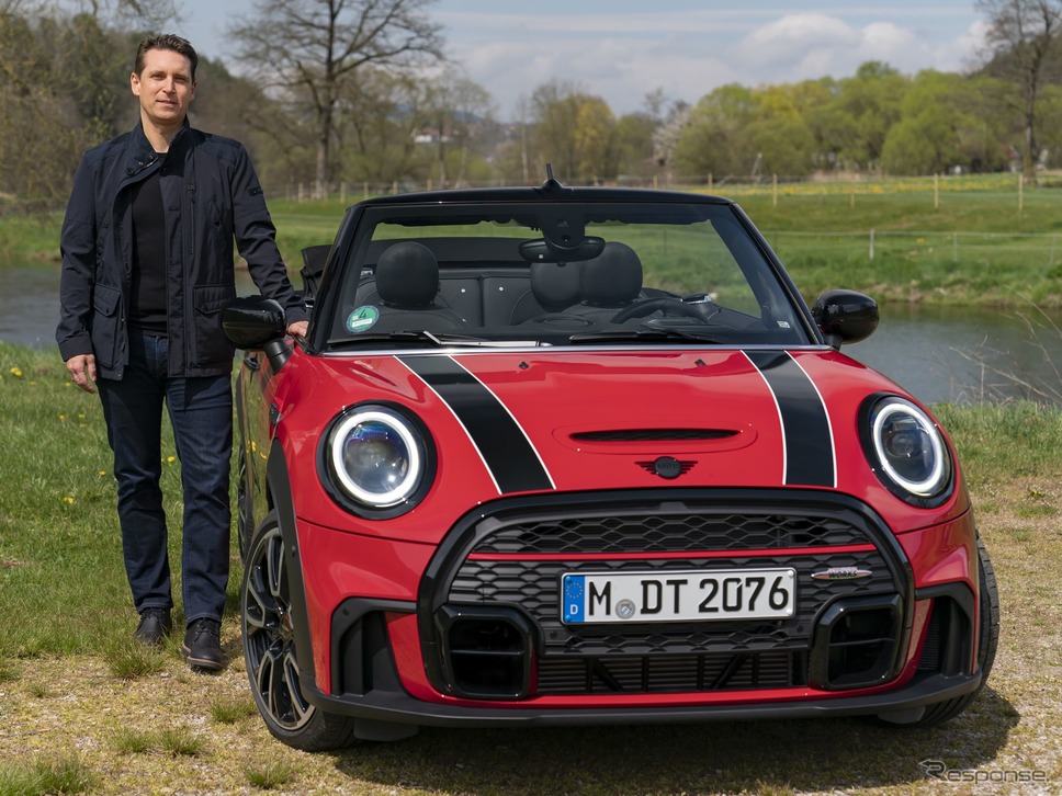 MINI コンバーチブル 改良新型とMINIブランドを統括するベルント・ケルバー氏《photo by MINI》