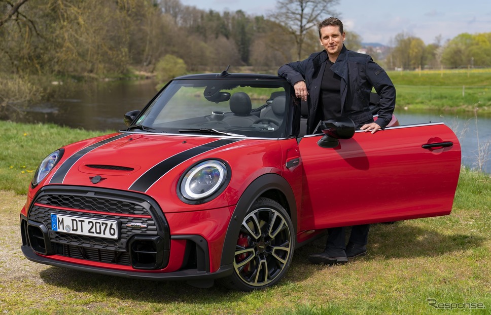MINI コンバーチブル 改良新型とMINIブランドを統括するベルント・ケルバー氏《photo by MINI》