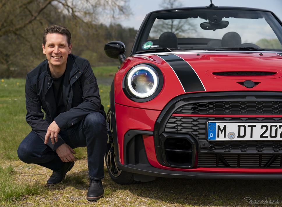 MINI コンバーチブル 改良新型とMINIブランドを統括するベルント・ケルバー氏《photo by MINI》