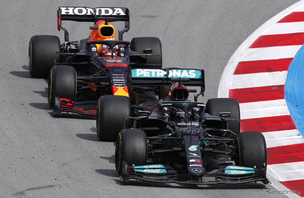 ハミルトン(前)はフェルスタッペン(後)との熱闘を制し、スペインGP優勝。F1通算98勝とした。《Photo by Mercedes-AMG F1》