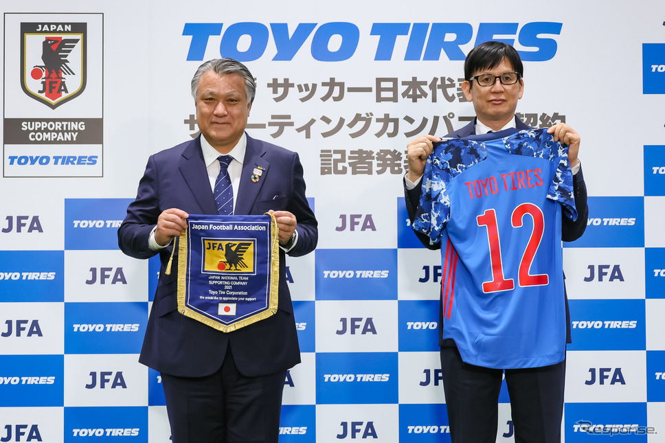 日本サッカー協会代表・田嶋幸三氏(左)、トーヨータイヤ 取締役・笹森健彦氏(右)《写真提供 トーヨータイヤ》