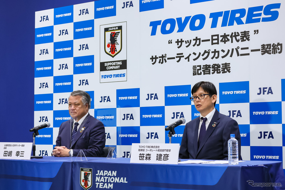 日本サッカー協会代表・田嶋幸三氏（左）、トーヨータイヤ 取締役・笹森健彦氏（右）《写真提供 トーヨータイヤ》