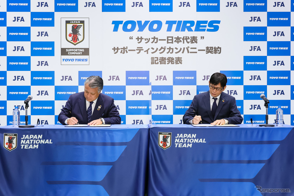 日本サッカー協会代表・田嶋幸三氏（左）、トーヨータイヤ 取締役・笹森健彦氏（右）《写真提供 トーヨータイヤ》