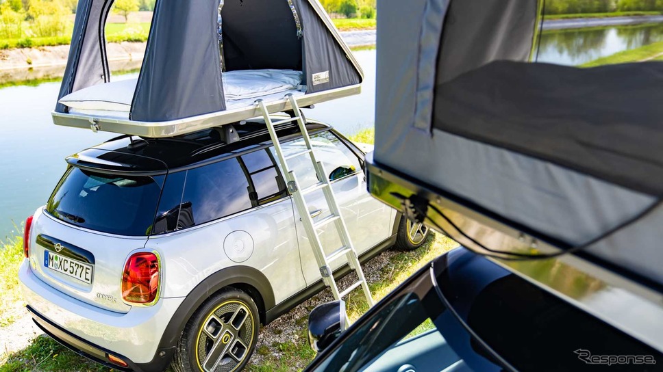純正ルーフテントを装着したMINIの電動2車種。MINI『ハッチバック』のEVとMINI『カントリーマン』（日本名：MINI『クロスオーバー』）のPHV《photo by MINI》