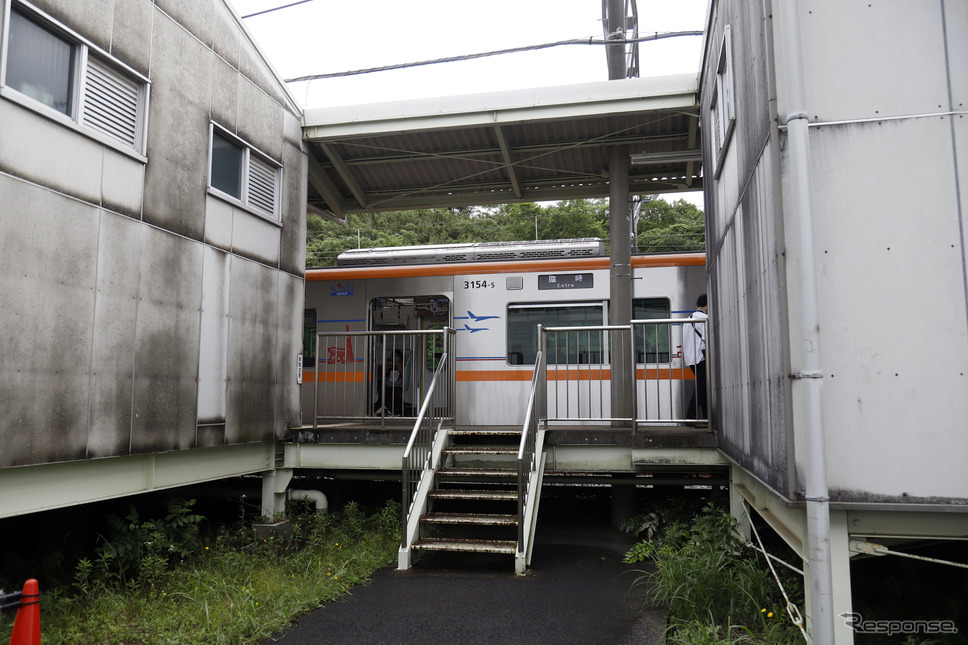 京成電鉄ミステリーツアー：宗吾参道車両基地の業務用ホームで乗車する。《写真撮影 小林岳夫》