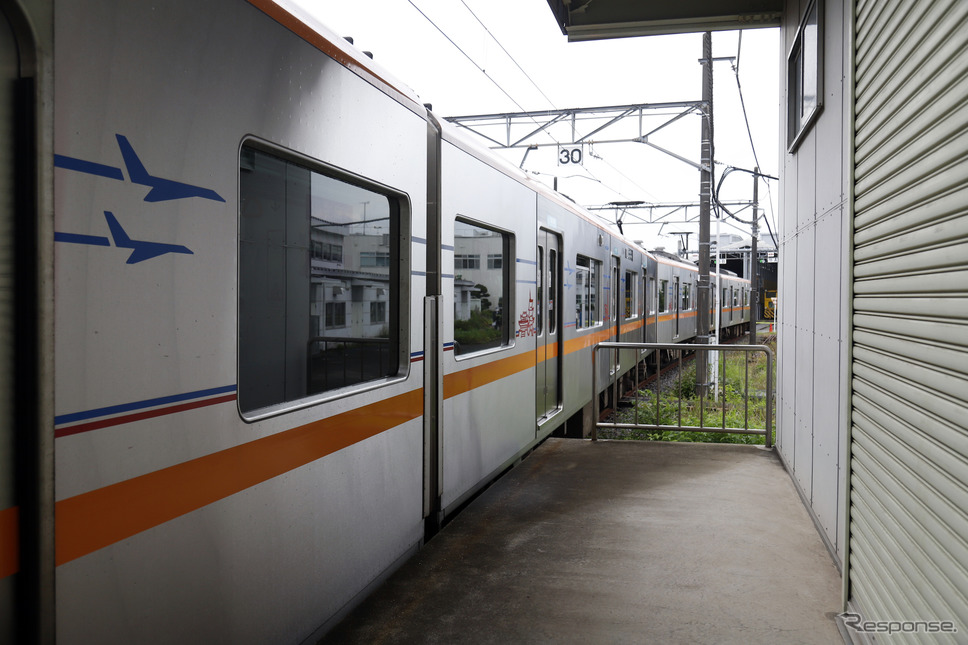 京成電鉄ミステリーツアー：宗吾参道車両基地の業務用ホームから出発。4両分の長さしかない。《写真撮影 小林岳夫》