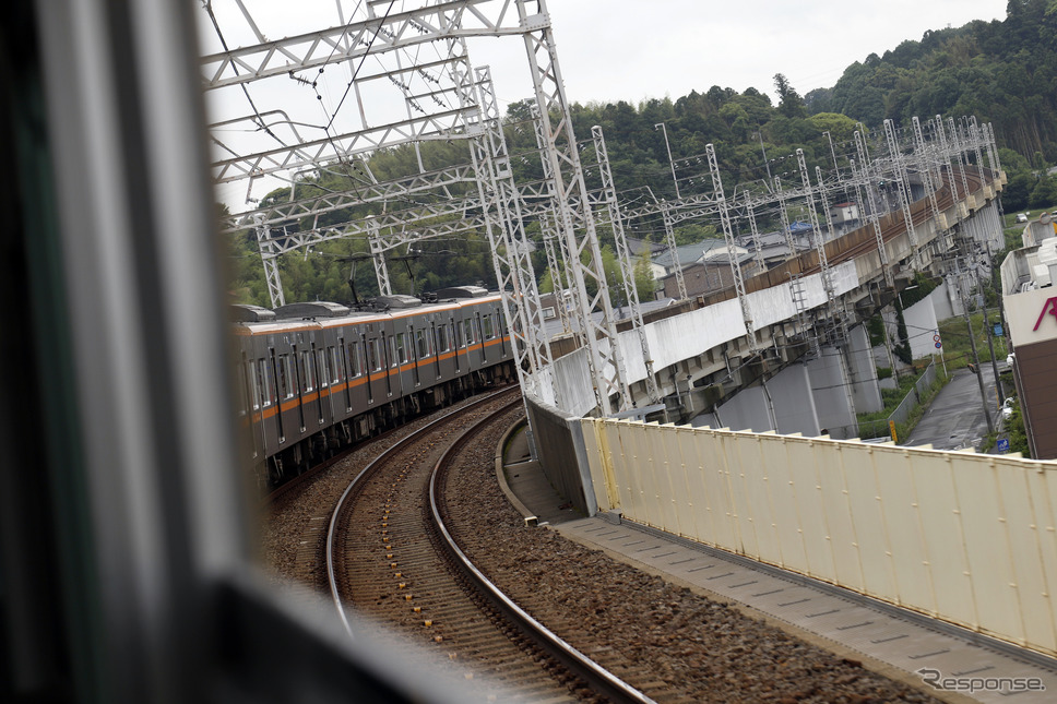 京成電鉄ミステリーツアー：京成成田を通過、本線に向かうか、東成田線に向かうか？《写真撮影 小林岳夫》