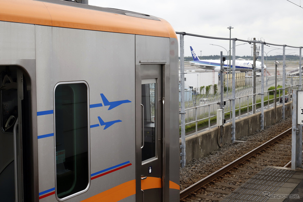 京成電鉄ミステリーツアー：ホームから飛行機が見える芝山千代田《写真撮影 小林岳夫》