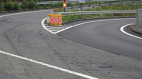舗装損傷状況《写真提供 東日本高速道路》