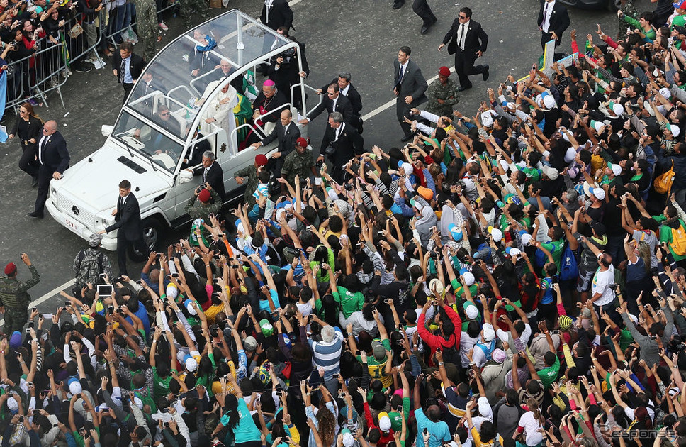 2013年、フランシスコ教皇がブラジルのリオデジャネイロを訪問。《Photo by Mario Tama/Getty Images News/ゲッティイメージズ》