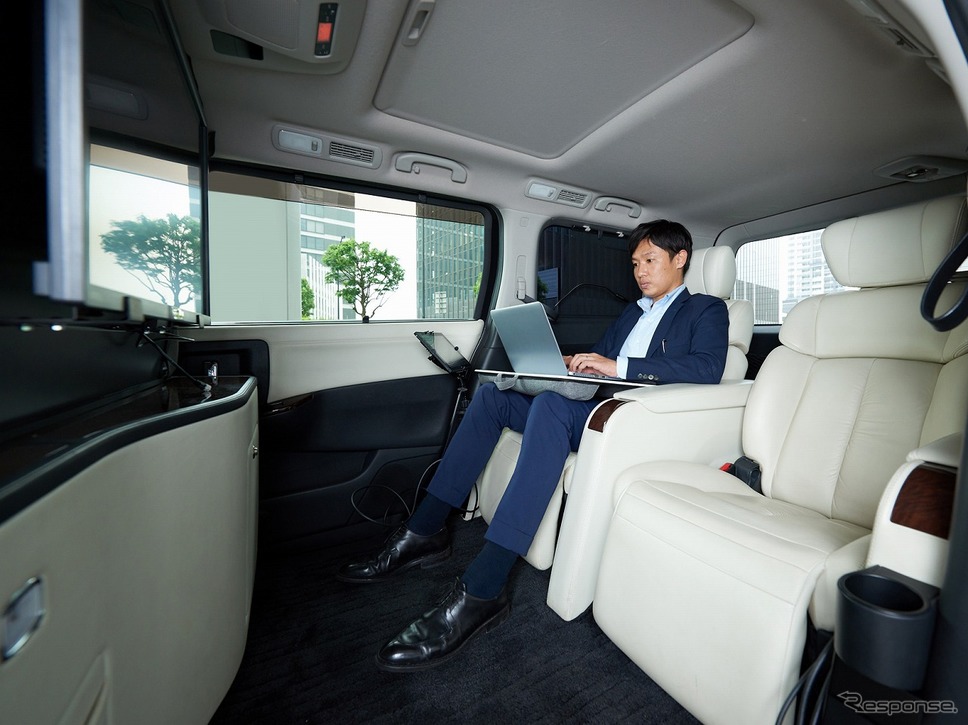 「移動会議室」の室内空間《写真提供 日産自動車》