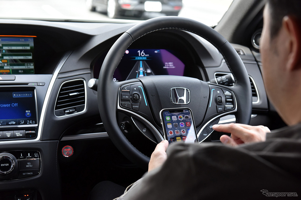 自動運転中の車両はどんなドライバー想定しなければならないのか。(写真はホンダ レジェンド)《写真撮影 中野英幸》