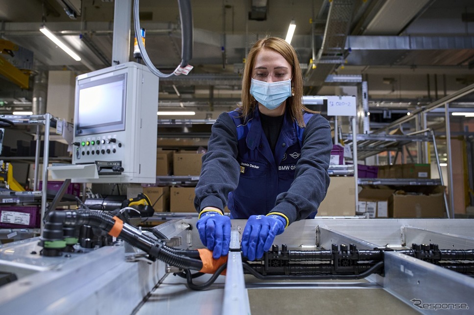 BMWグループのドイツ・ディンゴルフィン工場で生産が開始された iX と i4 のEVパワートレイン《photo by BMW》
