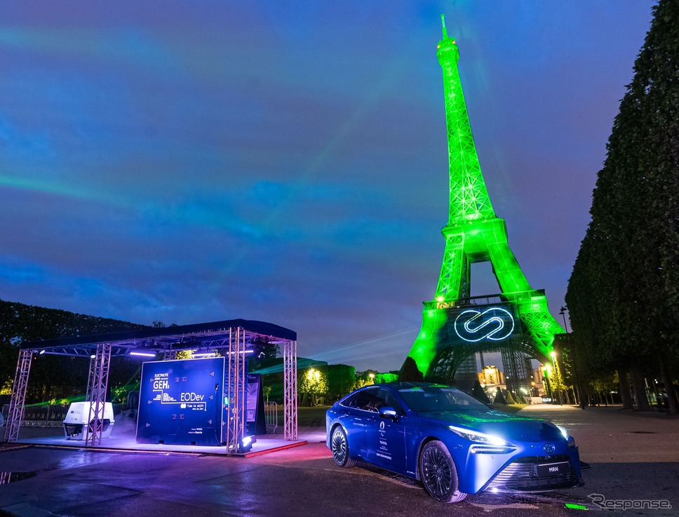 トヨタ MIRAI とフランス・パリのエッフェル塔《photo by Toyota》