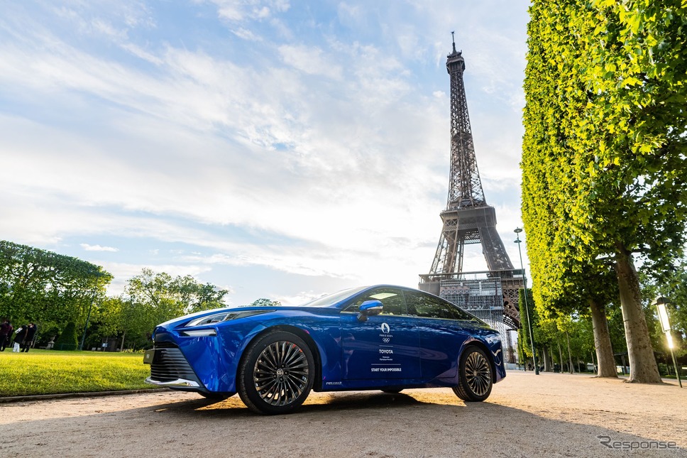 トヨタ MIRAI とフランス・パリのエッフェル塔《photo by Toyota》