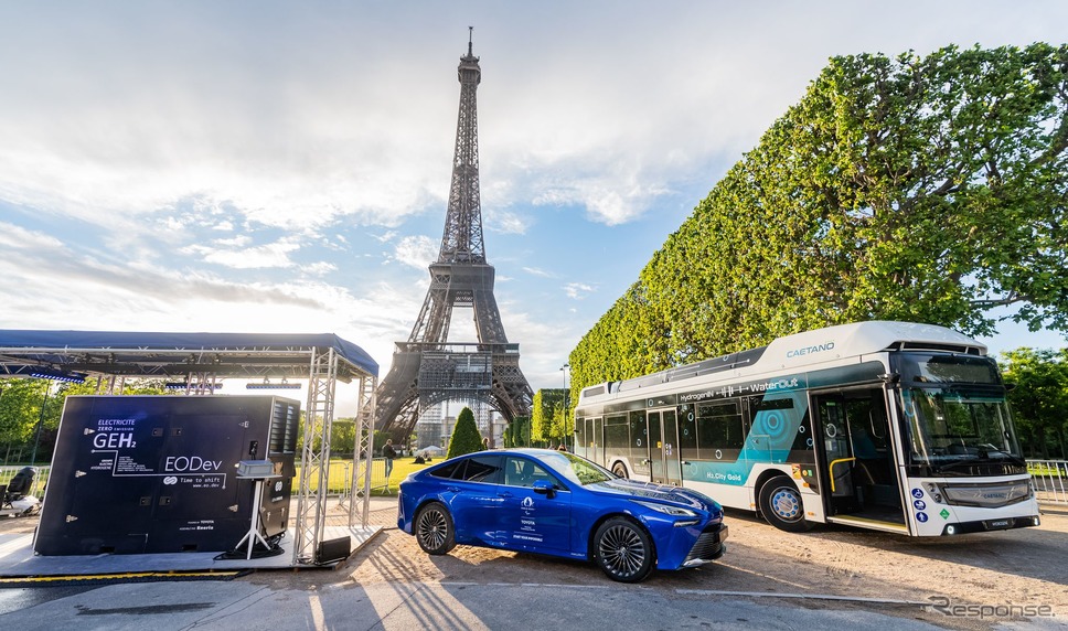 トヨタ MIRAI とフランス・パリのエッフェル塔《photo by Toyota》