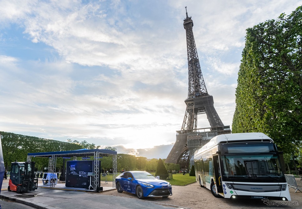 トヨタ MIRAI とフランス・パリのエッフェル塔《photo by Toyota》