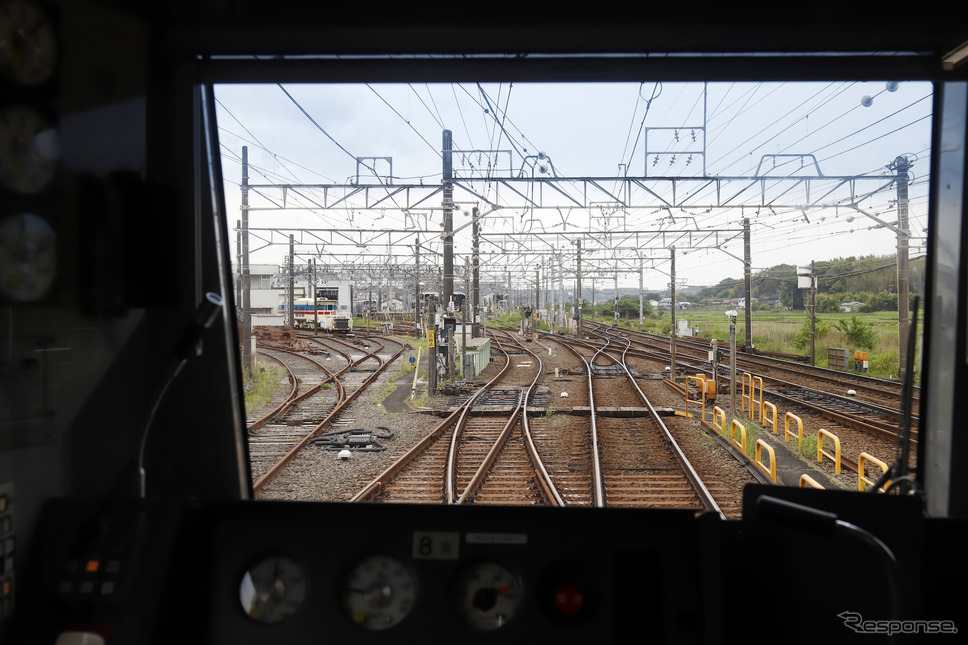 車庫から電車に乗ったまま営業線に進出（後部運転台/車掌室）。《写真撮影 小林岳夫》