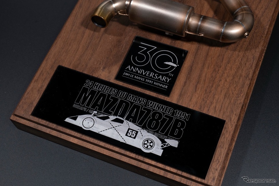 ルマン優勝30周年公式ロゴのプレート《写真提供 MZRacing》