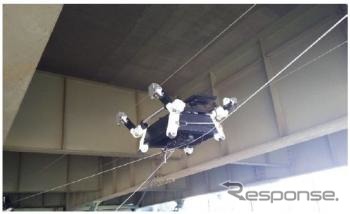 ワイヤ吊り下げ式ロボットを使って橋梁を点検《画像提供 NEXCO中日本》