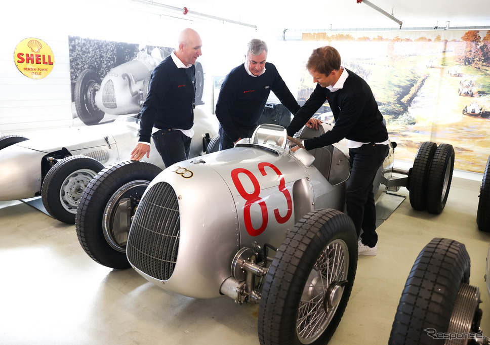 往年の名車に触れる選手たち。アウディは実に強力な布陣で2022年のダカールに臨むこととなった。《Photo by Audi》