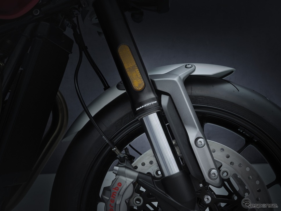 高性能Marzocchi製倒立フォーク《写真提供 トライアンフモーターサイクルズジャパン》