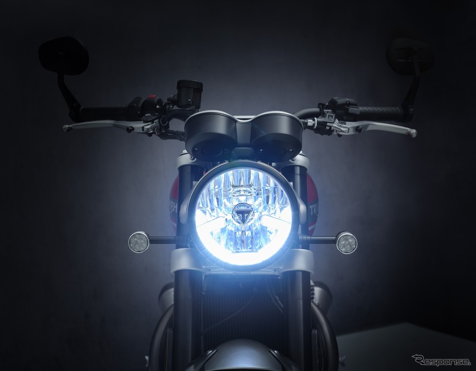 新アルマイト加工ヘッドライト《写真提供 トライアンフモーターサイクルズジャパン》