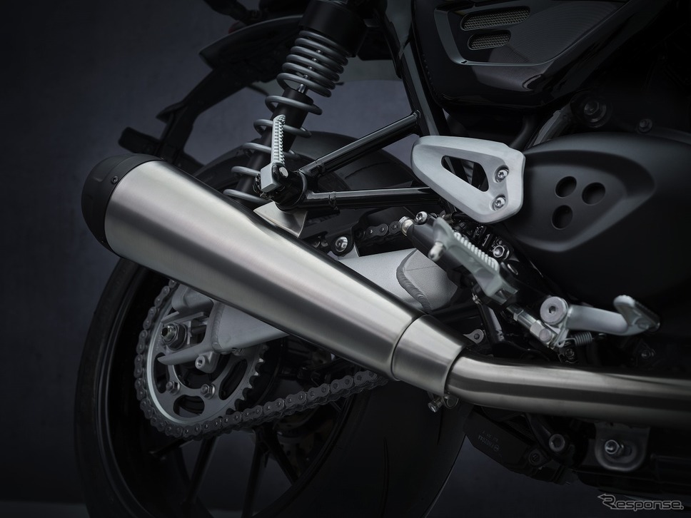 新ブラシ仕上げステンレススチール製ツインアップスウェプトサイレンサー《写真提供 トライアンフモーターサイクルズジャパン》