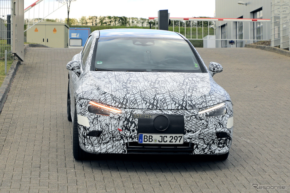 メルセデス AMG EQE プロトタイプ(スクープ写真)《APOLLO NEWS SERVICE》