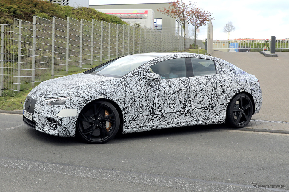 メルセデス AMG EQE プロトタイプ(スクープ写真)《APOLLO NEWS SERVICE》