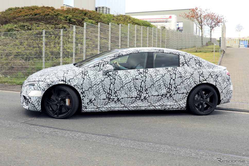 メルセデス AMG EQE プロトタイプ(スクープ写真)《APOLLO NEWS SERVICE》