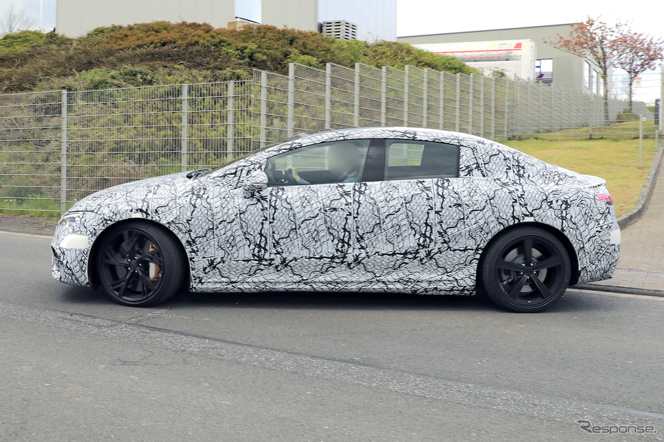 メルセデス AMG EQE プロトタイプ(スクープ写真)《APOLLO NEWS SERVICE》