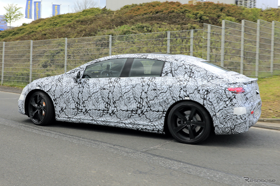 メルセデス AMG EQE プロトタイプ(スクープ写真)《APOLLO NEWS SERVICE》