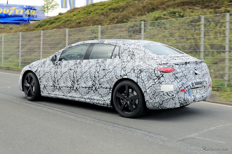 メルセデス AMG EQE プロトタイプ(スクープ写真)《APOLLO NEWS SERVICE》