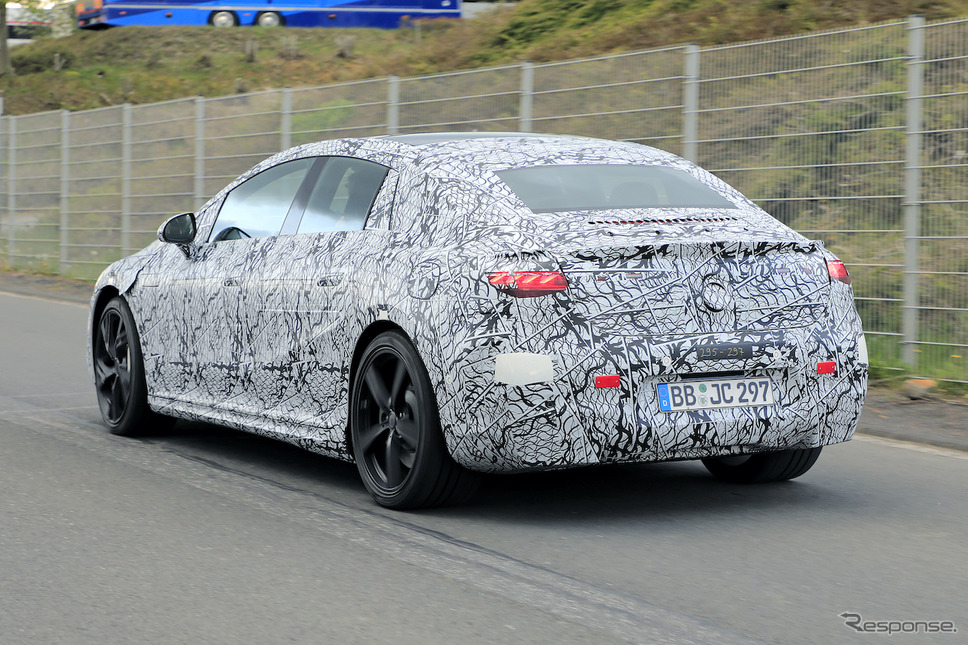 メルセデス AMG EQE プロトタイプ(スクープ写真)《APOLLO NEWS SERVICE》