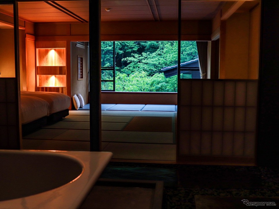 SPA Living の中央にあり、まるで天から溢れるような温泉は、まさに日常の騒動を忘れさせる《画像提供 扉ホールディングス株式会社》
