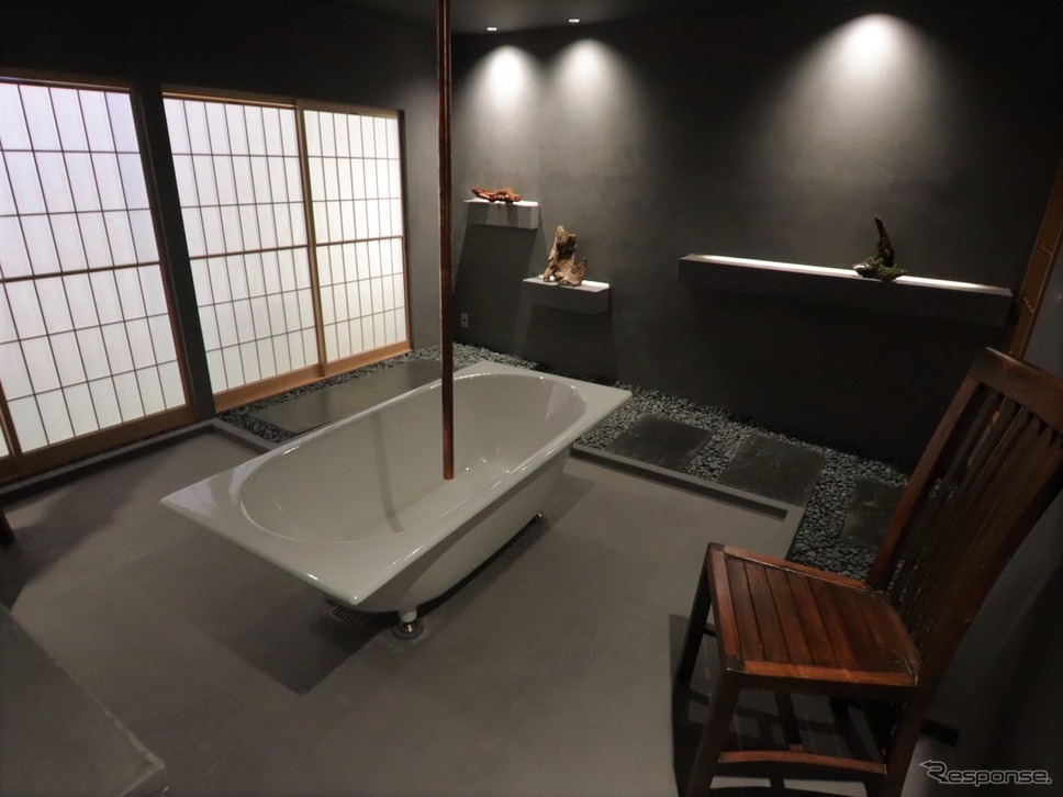 お部屋内の中央に配された浴槽《画像提供 扉ホールディングス株式会社》