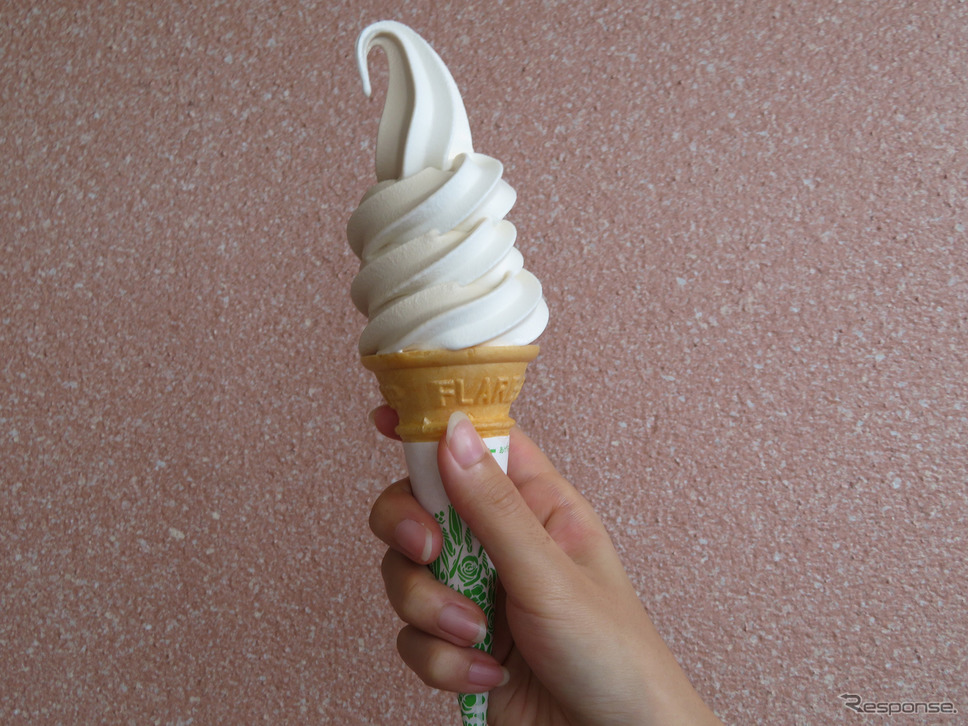 蓮田SA上り、MOMI & TOY’Sの、わたぼく牛乳（埼玉県民のソウルミルク）を使用したソフトクリーム。濃厚ながら後味さっぱり美味しいです。ぜひ！《写真撮影 岩貞るみこ》