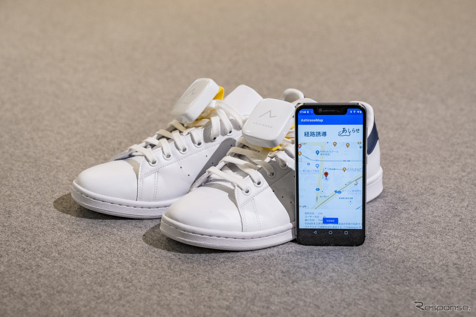 靴に装着した「あしらせ」とスマートフォンアプリ。《写真提供 本田技研工業株式会社》
