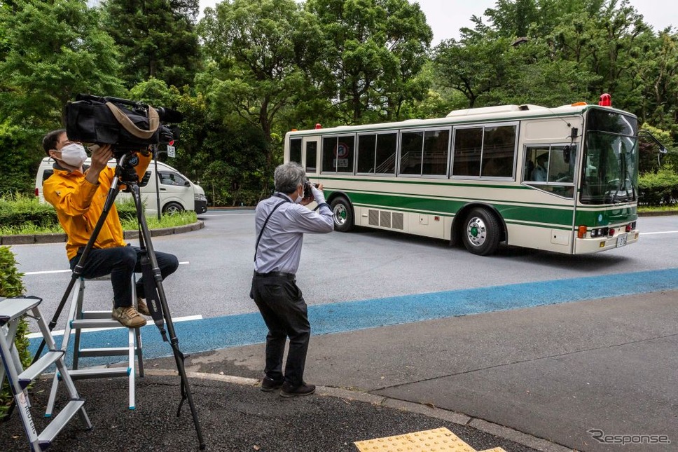 米親子を乗せたと思われる車両が東京地裁に到着（6月14日）《Photo by Yuichi Yamazaki/Getty Images News/ゲッティイメージズ》