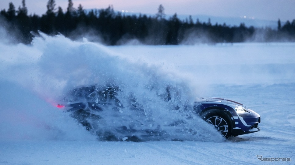 ポルシェ・タイカン・クロスツーリスモ のドリフト走行《photo by Porsche》